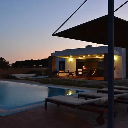 Cristelia Seafront And Pool Villa Lachaniá